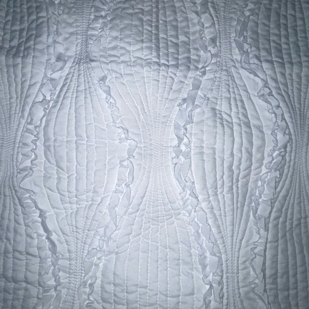 White Quilted Bedspread Set - Classic Ruffled Design - Picture 3 of 6